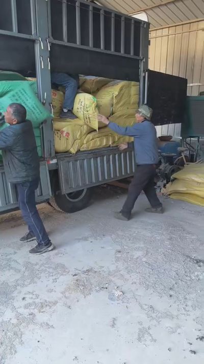 邢台发酵鸡粪，羊粪，有机肥正在卸车中