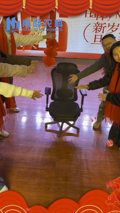 🎇 元旦快乐，温暖相伴 🎇时光匆匆，感恩 2025 年每一份支持与陪伴！从猪场到工厂，南商农科的成长，离不开每一位合作伙伴与家人的信赖！2026 年，我们将继续以贴心服务和硬核设备，陪您一路前行，养殖